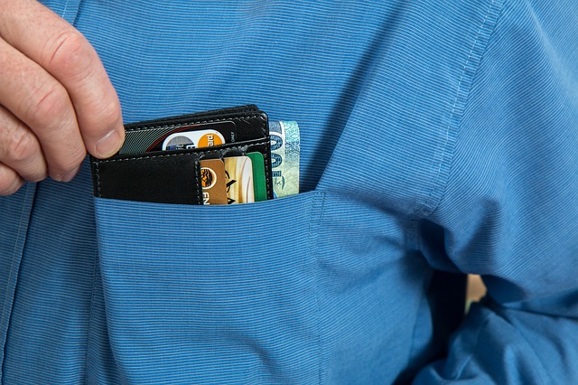 kreditní karty v kapse.jpg